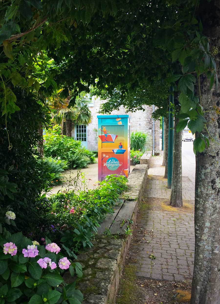 Cabines des Livres voyageurs dans un parc à Grand-CHamp