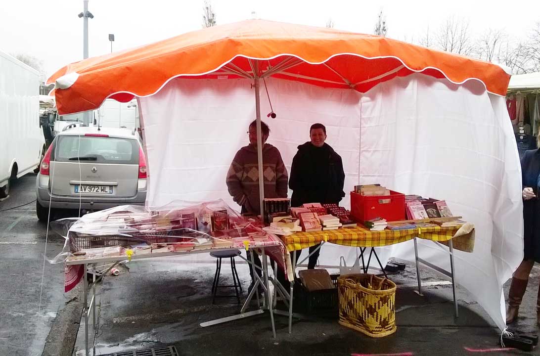 Malgré la pluie la petite entreprise se développe à vitesse grand V. Bientôt des bâches et kakémono ?