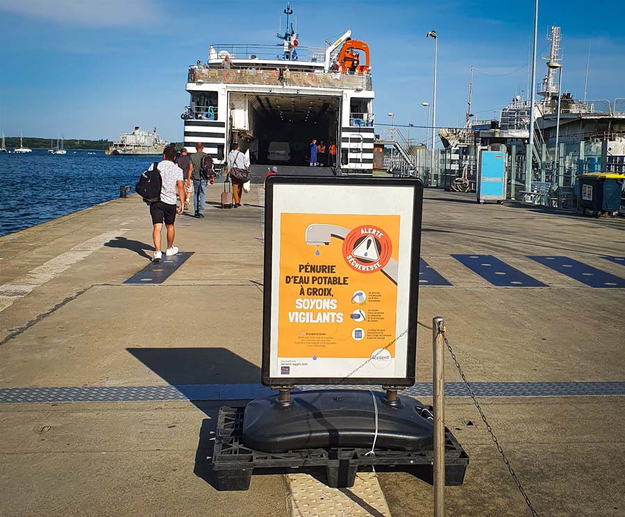 Affichage sur le quai d'embarquement de l'île de Groix